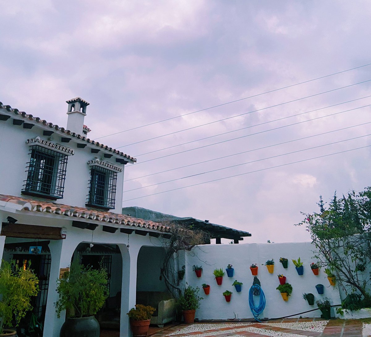 porque yo quise olvidar / y puse un muro de piedra entre tu casa y la mía (...) pero montaba a caballo / y el caballo iba a tu puerta