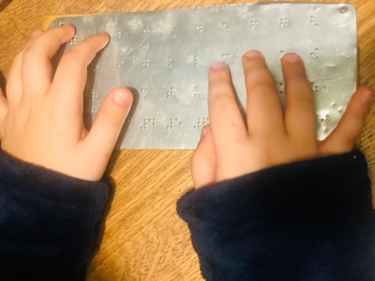 ziyaselcuk's tweet photo. Bir gün bir çocuk, sadece altı noktanın yerini değiştirerek bir alfabe icat etti. Bugün dünyanın her yerinde görme engelliler o altı noktaya dokunarak okuma yazma öğreniyor. Bilime, sanata, insana dokunan herkes iyi ki doğdu. Louis Braille gibi... #birçocukdünyayıdeğiştirir https://t.co/M7BVnkJpMh