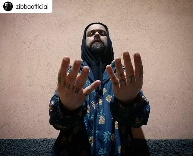 Zibba_Alma_Fans's tweet photo. #Repost #zibba @zibbaofficial
• • • • •
*
*
Sono una parte di me che sta bene. Le ananas. Le giacche estive. Un astronave. Le macchinine. I pavimenti. Gli aspiratori. Peli di cane. Accendi il camino. Cucina qualcosa.
Pochi giorni e un pezzo nuovo.
E se vi piace sono più … https://t.co/ZgZI96aLul