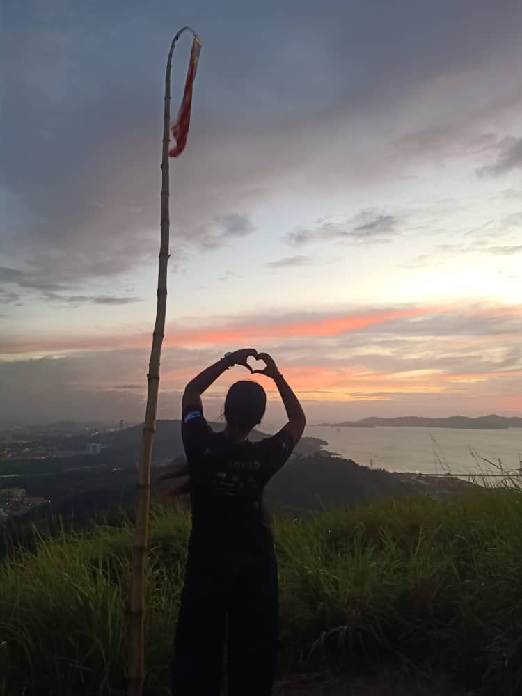 Im_Priyariya's tweet photo. Hiking day.. Short escape from the reality.. #Bukitbotak https://t.co/LHwPAcm6vZ