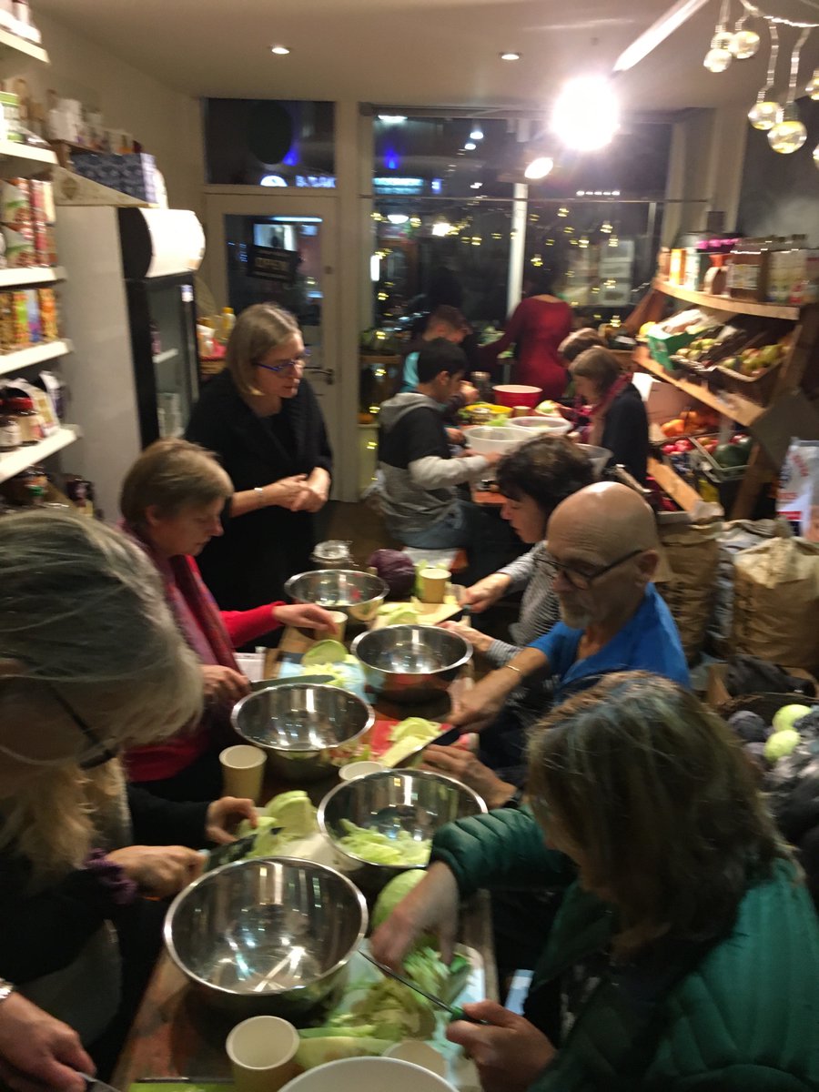 Listern to  me and Laurence Fourdrignier on <a href="/RadioSheffield/">Radio Sheffield</a>  this morning chatting Fermentation 
bbc.co.uk/sounds/play/p0…