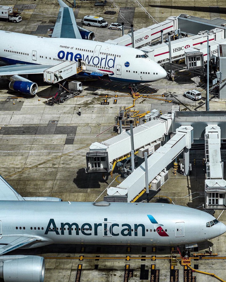 Two of my favorite airplanes in the same picture. 747 and 777, which would you prefer to fly on?
.

Photo by @conormccully