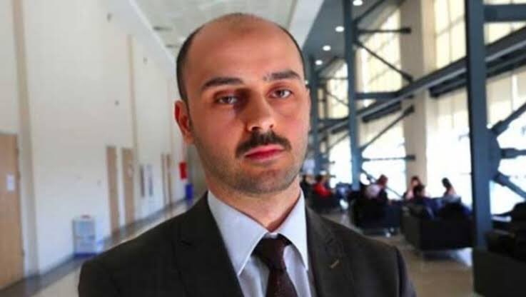 Fetönün okullarında okuyan ,bu milletin başına  bela olan  terör örgütü ile bağlantısı gündeme gelmesin diye her fırsatta Atatürk’e saldıran bedevi
#ÇölüneDönSelman
