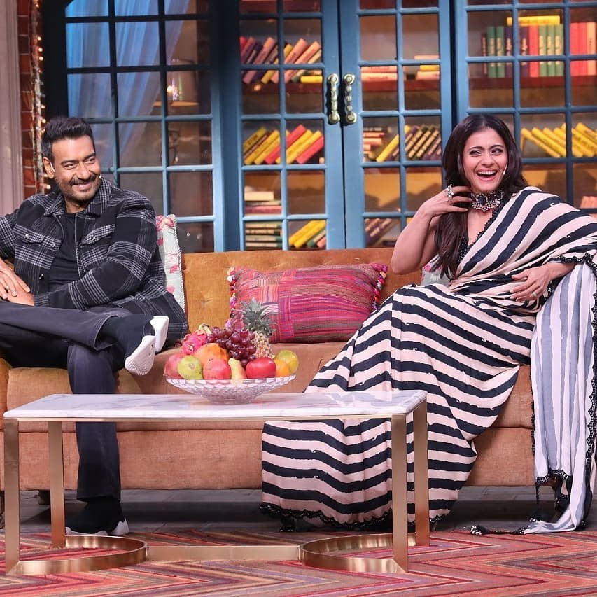 roopa_14sh's tweet photo. It's always so much fun to watch you crazy queen @itsKajolD and @ajaydevgn ♥️ together in #TheKapilSharmaShow @KapilSharmaK9 @kikusharda Laughter riot.👌😂😂😍 #Kajol #AjayDevgnKajol #TanhajiTheUnsungWarriror #TKSS #TanhajiOnTKSS https://t.co/V5qfk4Iaeu