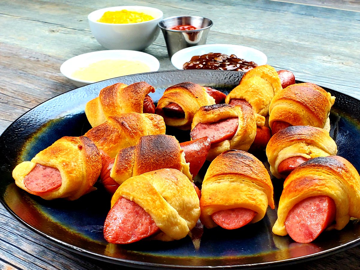 QCSausage's tweet photo. Hot Diggity Dogs in a Blanket😜😋
#SaturdayVibes #PigsinaBlanket #QuickAppetizers #FunFood #Porkopolis #CraftSausage #MadeinCincinnati https://t.co/wyAgnDVKgL