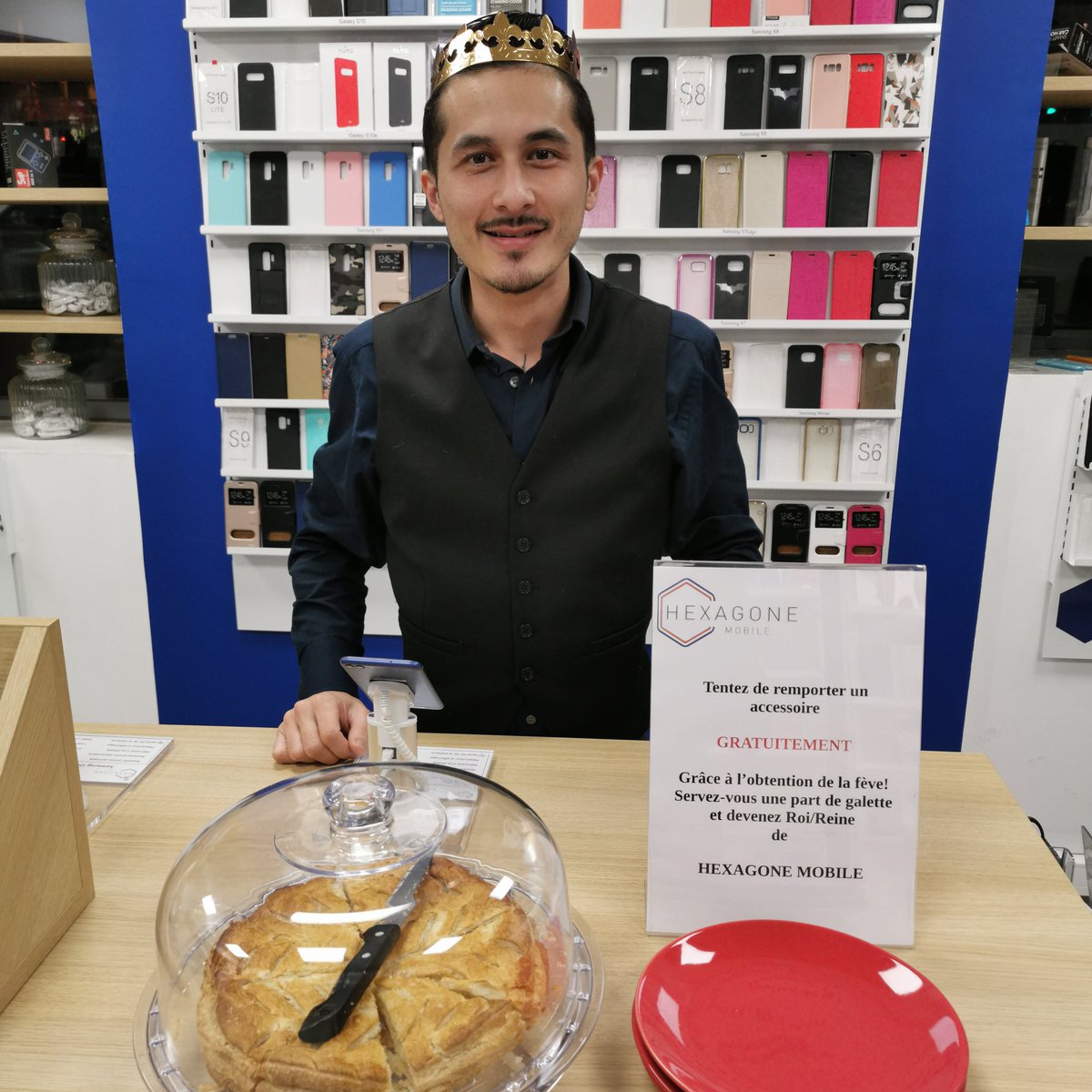 hexagone_mobile's tweet photo. Pour l'occasion de l'Épiphanie.
Tentez de gagner un accessoire gratuit en obtenant la fève dissimulée dans la galette des rois ! https://t.co/MZbsHjNzuR