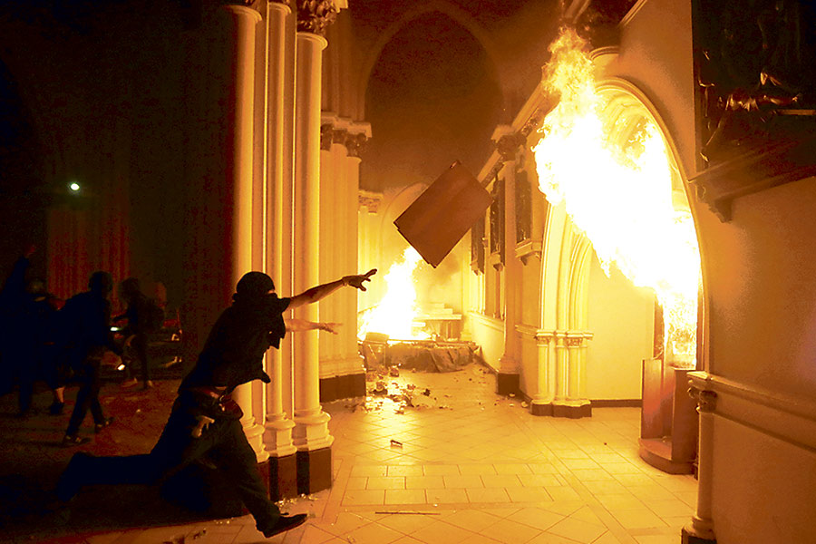 lelelx's tweet photo. Si los pacos no dejaron ni siquiera acercarce a los periodistas y fotógrafos a las inmediaciones de la iglesia, cómo es posible que exista esta única foto y en HD, primer plano para un supuesto "encapuchado"????

#Tongo https://t.co/eNDkVQtlYF
