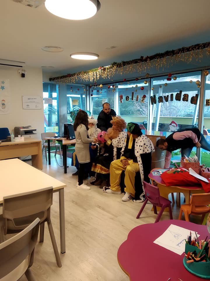 asociacionales's tweet photo. Vinieron acompañados de nuestros amigos de la Banda  de Cornetas y Tambores Monte Calvario de (Martos) y de muchos regalitos 🎁✨e ilusión. 😲
🥳🤩 Que bien lo pasaron!!!!

#Gracias por vuestros sones solidarios!!! https://t.co/4tbGOjkojj