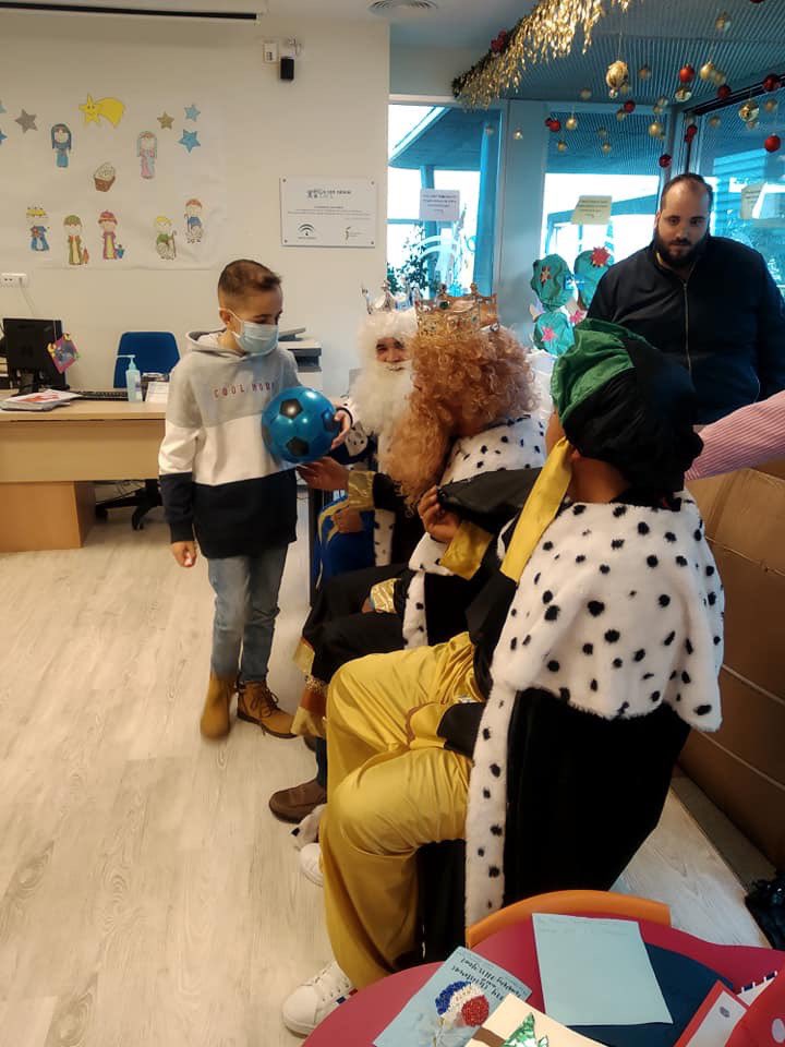 asociacionales's tweet photo. Vinieron acompañados de nuestros amigos de la Banda  de Cornetas y Tambores Monte Calvario de (Martos) y de muchos regalitos 🎁✨e ilusión. 😲
🥳🤩 Que bien lo pasaron!!!!

#Gracias por vuestros sones solidarios!!! https://t.co/4tbGOjkojj