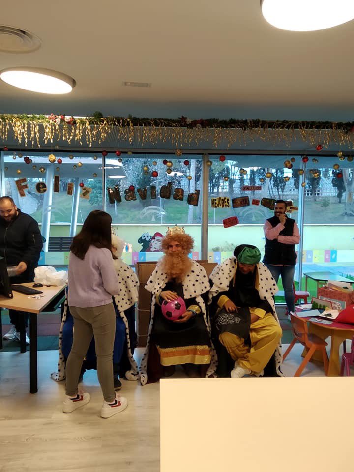 asociacionales's tweet photo. Vinieron acompañados de nuestros amigos de la Banda  de Cornetas y Tambores Monte Calvario de (Martos) y de muchos regalitos 🎁✨e ilusión. 😲
🥳🤩 Que bien lo pasaron!!!!

#Gracias por vuestros sones solidarios!!! https://t.co/4tbGOjkojj
