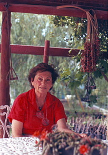 4 enero 2013.- Fallece en #CuatroCiénegas, #Coahuila, Lolita Villarreal de Garza, “Doña Lolita”, quien con su trabajo y esfuerzo fundara en 1953 la tradicional dulcería “El Baluarte”, de gran prestigio . Legaría, además, un ejemplo de filantropía y ayuda a la comunidad