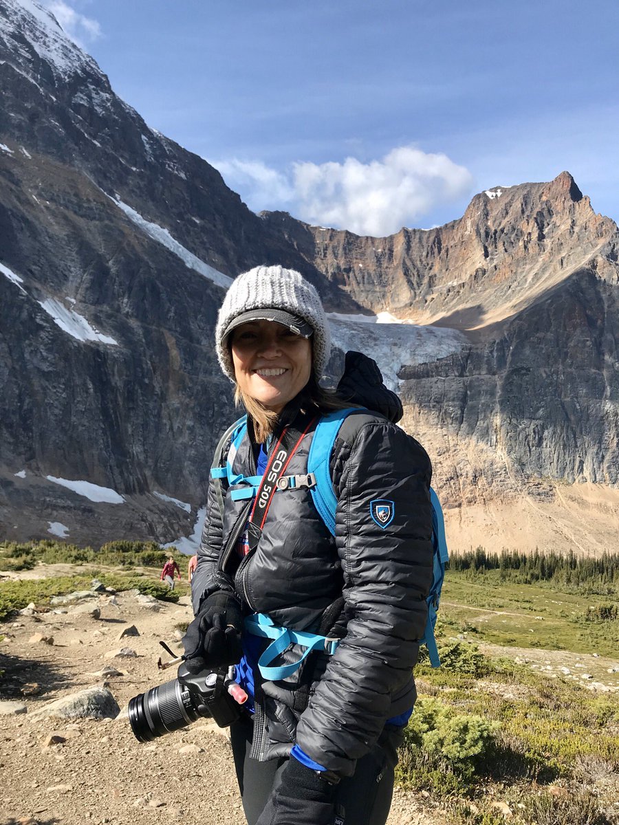 maskedsince2020's tweet photo. @kuhlclothing Here I am in my favorite coat on the planet. It’s warm but not too hot, feels like I’m wearing a cloud and balls up to the size of a snowball. My zipper broke though, and I’m heartbroken. Can you recommend someone in the Phx area to repair it? https://t.co/YQ0FIwTXkE