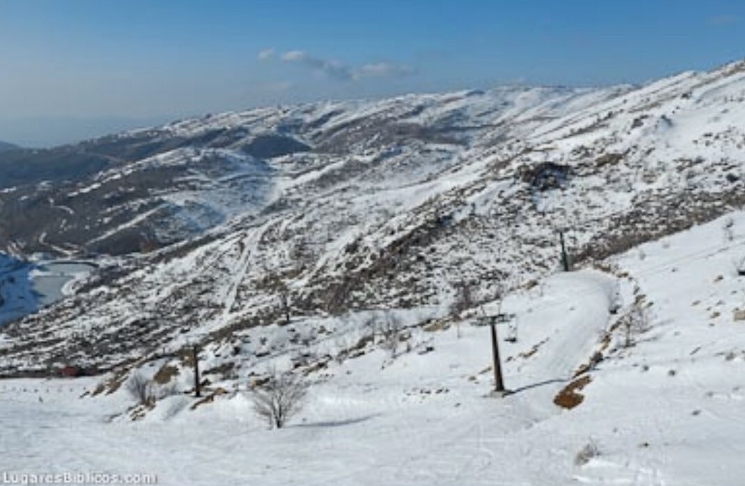 drsamuelpagan's tweet photo. Está nevando en el monte Hermón, y las imágenes que incluyo invocan el Salmo 133.3. En efecto, aluden a las aguas que bajan de las montañas que son símbolo grato de la bendición, vida eterna y presencia de Dios. ¡Disfruten el panorama! https://t.co/9JxuMZHRiF