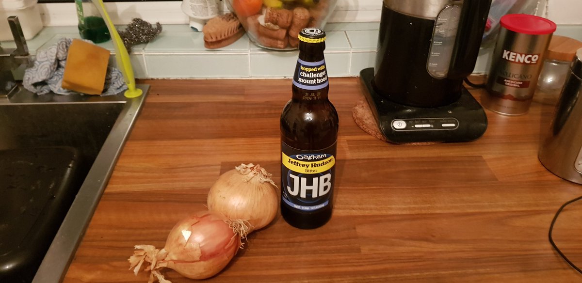 scottyboy1973's tweet photo. @OakhamAles about to produce so amazing beer battered onion rings with some excellent ingredients #chefscott #beer #onionrings https://t.co/rfOtoBfimH