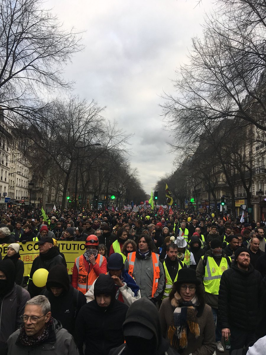 pstewartgallery's tweet photo. Thousands of gilets jaunes (yellow vests) &amp; union workers protesting in Paris today. #GiletJaunes #Retraitesparpoints #manifestation #paris #soixante https://t.co/mC0HEESBy8