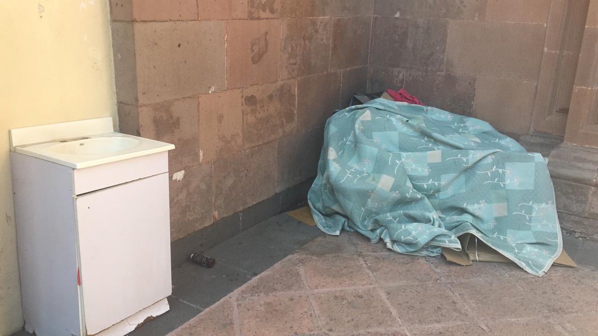 marceduartte's tweet photo. @gobqro @spublicosqro por favor tomar acción. Está desde ayer afuera del templo de Santa Clara y afecta a los locatarios vecinos y los que visitamos el lugar. https://t.co/4YDx1l5T3O