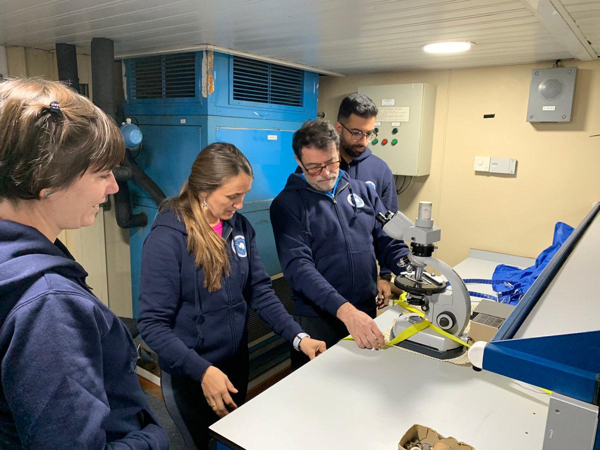 tasmandrake's tweet image. Ya está listo "Isidrin", el microscopio que ha acompañado a @JosAbelFlores en importantes campañas y a lo largo de una brillante trayectoria en #palaeoceanography bajo la atenta mirada de @alquiros_earth @cecimo_ @jg_pastor #Antartida #powell2020 @usal @IGME1849 @IACT_divulga