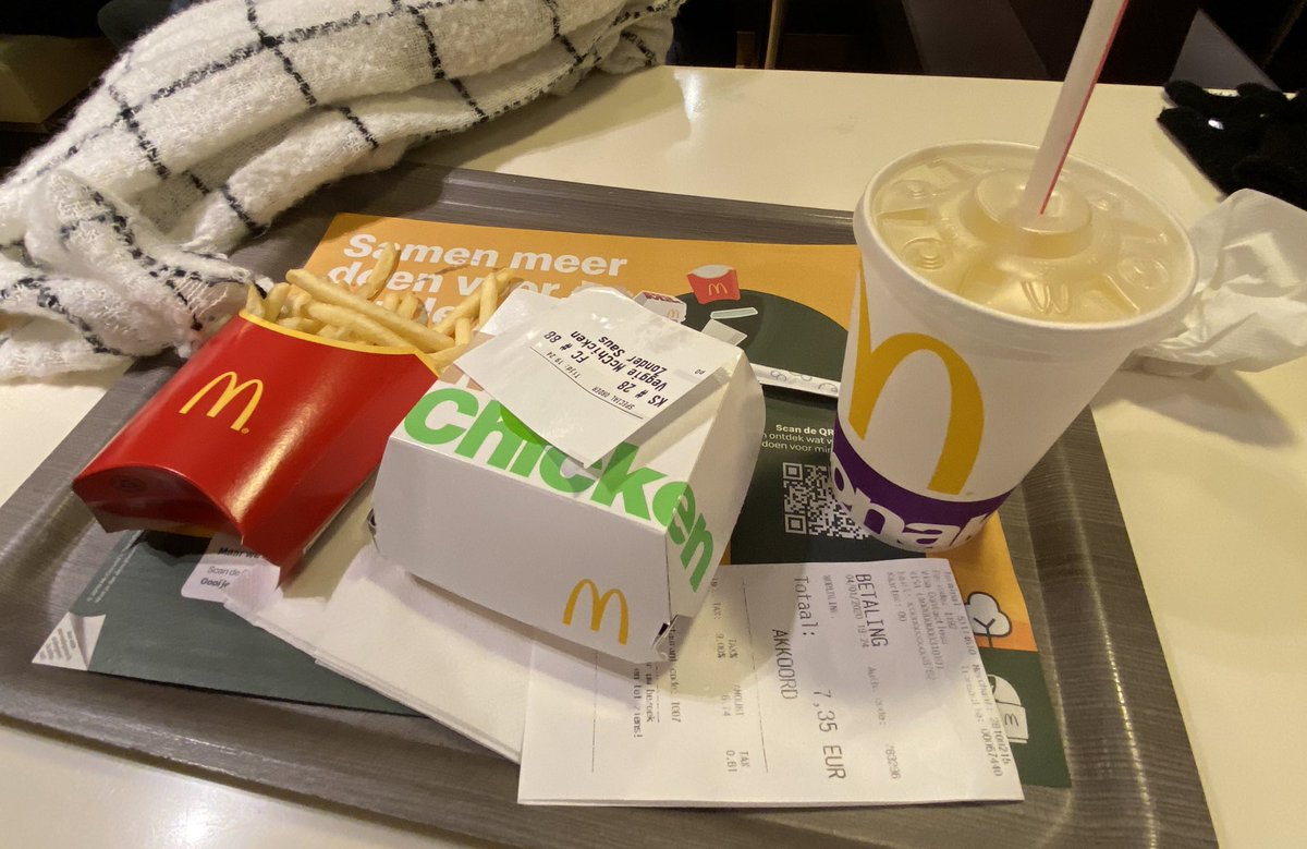 ellievarley13's tweet photo. Dear @McDonaldsUK, please bring this veggie McChicken burger to the UK. I’ll pay good money https://t.co/SuQD3kPb77