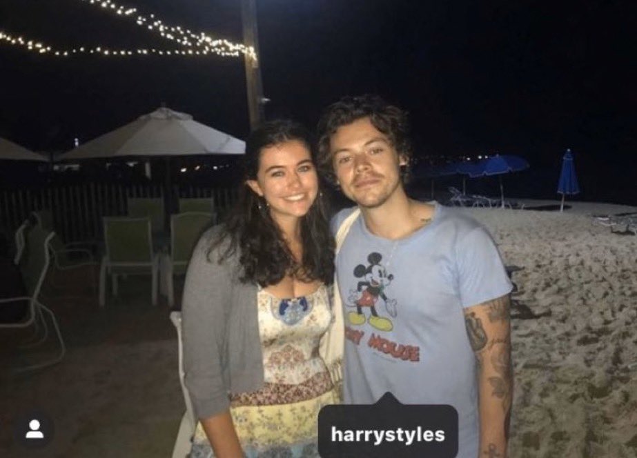 UpdatesHarrySFR's tweet photo. #PICTURES || Harry à Anguilla avec des fans récemment !
(02/01/20) https://t.co/nGG5BnNeGB