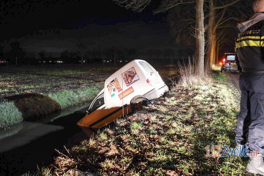Pizzabezorger rijdt sloot in op de Middeldijk tussen Nieuwleusen en #Ommen. 112Zwolle.