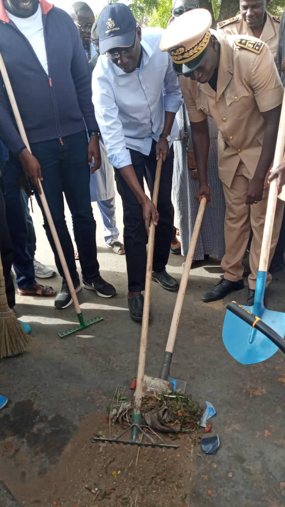DameDIO31674044's tweet photo. #Cleaning_day à #Diourbel.
M. le ministre #Dame_DIOP, les autorités administratives et les responsables de la #mouvance_présidentielle ont fait le lancement ce matin.
#Ligeey_ngir_ëlëg #Fast_track_attitude https://t.co/96OcthbfoW