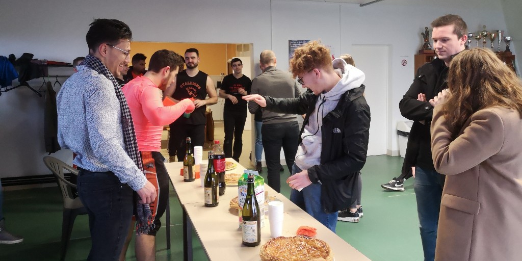 Stallionslaval's tweet photo. Moment convivial autour de galettes des rois offerte par Agogy pour entendre les voeux du président.

Toute l'équipe ainsi que les bénévoles de la section football américain du SLO vs souhaite une heureuse année 2020.

Let's Go Stallions 
#laval #mcommemayenne #footballamericain https://t.co/dMszMvOl49