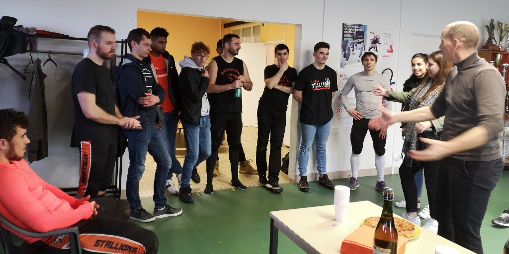 Stallionslaval's tweet photo. Moment convivial autour de galettes des rois offerte par Agogy pour entendre les voeux du président.

Toute l'équipe ainsi que les bénévoles de la section football américain du SLO vs souhaite une heureuse année 2020.

Let's Go Stallions 
#laval #mcommemayenne #footballamericain https://t.co/dMszMvOl49