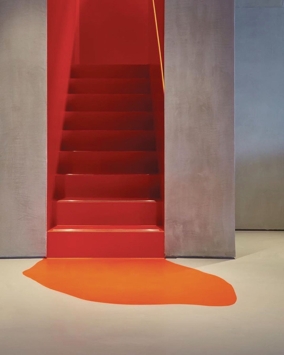 PurificacionGar's tweet photo. Resin poured staircase by #Sphere8 in collaboration with #BarbarellaDesign ⬜ Escalera vertida en resina por @sphere8 in collaboration with @barbarelladesign #UniversoPG https://t.co/xPAVQl2WDb