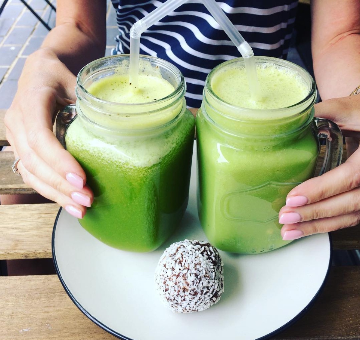 WellbeingEdit's tweet photo. Juicing removes fibre &amp; better consumed immediately before oxidization.
Juicing better absorbs nutrients.
Consume green juice approx. 2 hrs after eating &amp; have a meal between 30mins of drinking
⁣⁣#greensmoothies #greenjuice #detox #NewYearNewMe   https://t.co/LLLnSRutVg https://t.co/czfl7TdN7C