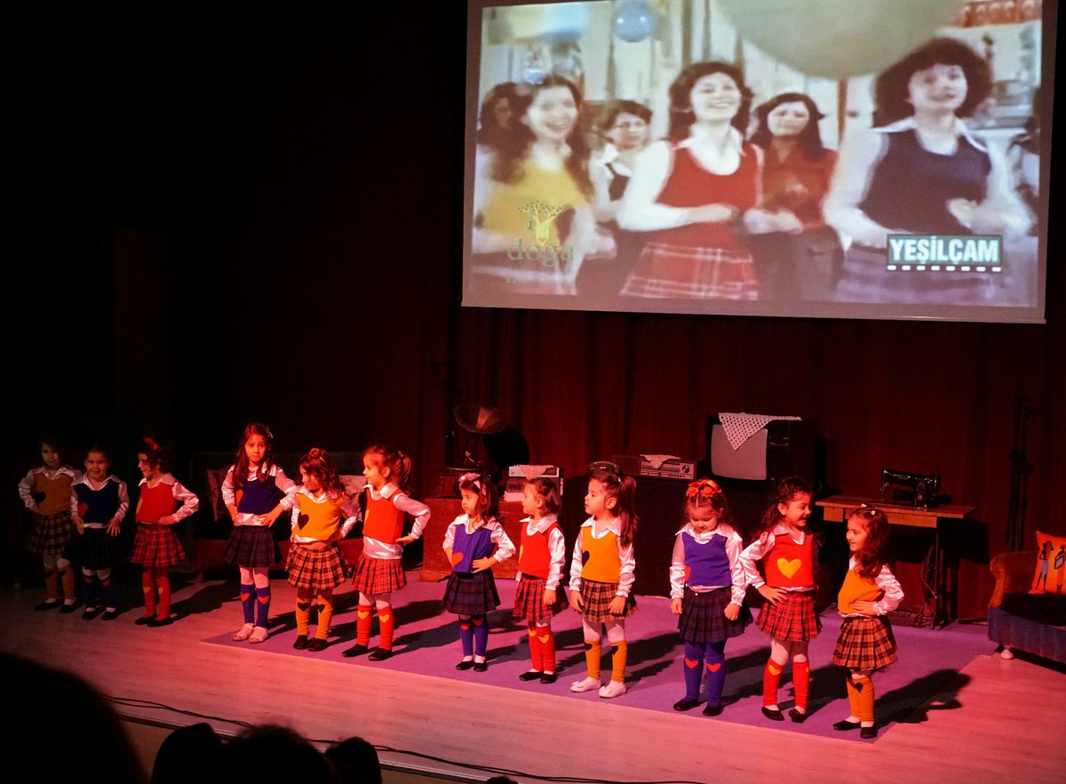 Öğrencilerimizin hazırladığı ve sunduğu 'NOSTALJİ GECESİ'nde hem eğlendik hem de 70'li 80'li ve 90'lı yılları bir kez daha hatırladık. 🎼🎶 #GiresunDogaKoleji