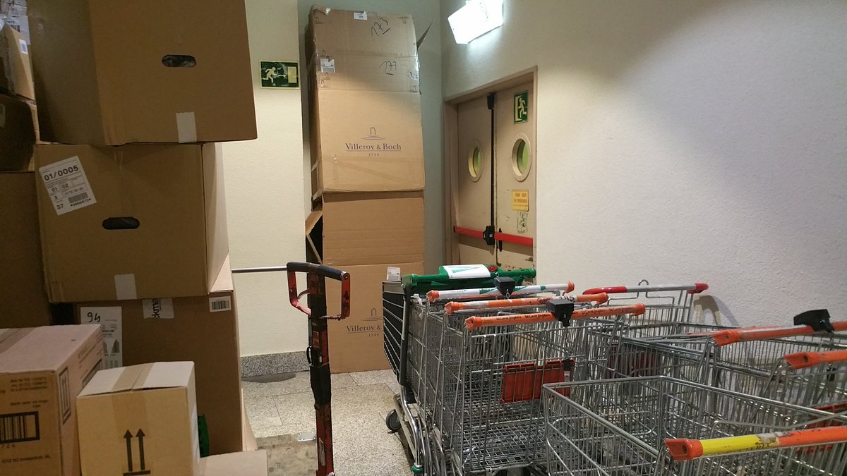 Jokin Zubieta (@bilbaojokin) on Twitter photo Las salidas de #emergencia NO SON lugares para almacenar mercancía. <a href="/elcorteingles/">El Corte Inglés</a> esperemos que no pase nada en su centro de #Bilbao, que haga necesario la evacuación urgente de los cientos de clientes que hay hoy en el edificio.
#Seguridad #autoproteccion Las salidas de #emergencia NO SON lugares para almacenar mercancía. <a href="/elcorteingles/">El Corte Inglés</a> esperemos que no pase nada en su centro de #Bilbao, que haga necesario la evacuación urgente de los cientos de clientes que hay hoy en el edificio.
#Seguridad #autoproteccion