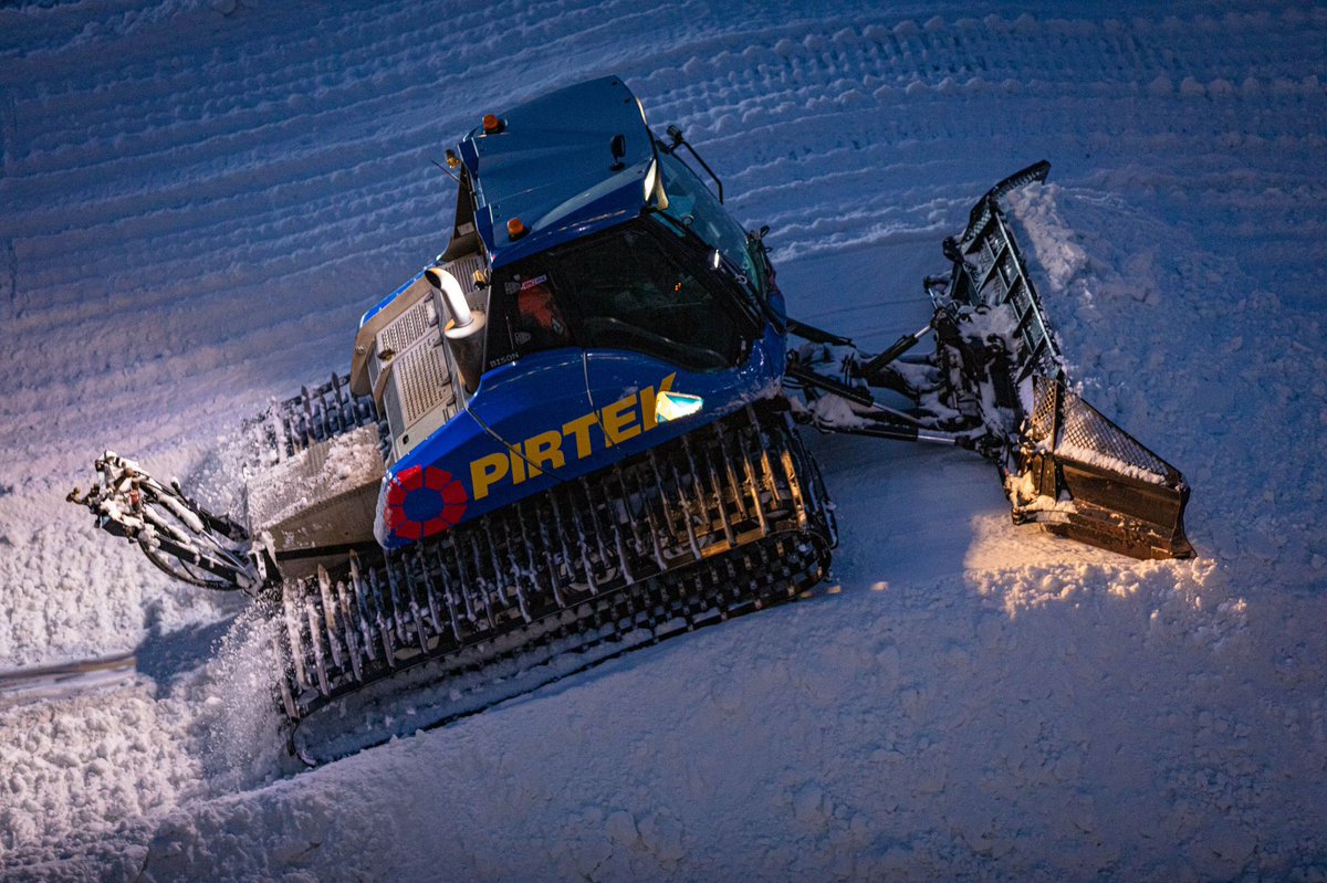 Up and at em grooming out the fine lines this morning! Gotta love the calm before the storm...
