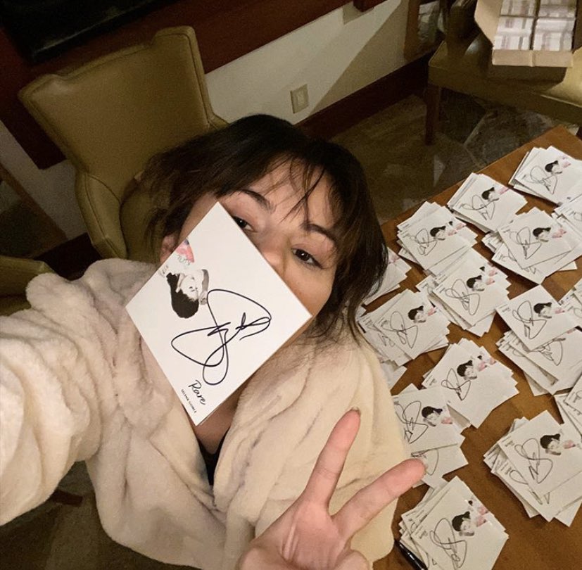 UrbanOutfitters's tweet photo. #6DaysToRare and we have TEN signed copies of @selenagomez’s new album to give away! follow and retweet for a chance to enter—we’ll choose winners by monday, 1/6. 
*open to US and Canada only https://t.co/1Tha2qYf5y