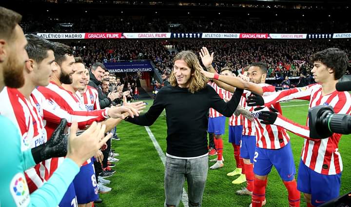 ohmeumengaum's tweet image. O lateral Filipe Luis foi homenageado, hoje, pelo Atlético de Madrid e seus ex-companheiros antes do jogo da equipe no Campeonato Espanhol.

Nos anos que esteve em Madrid, Filipe ganhou Liga Europa, La Liga e Supercopa. Merecido o reconhecimento! #CRF #OhMeuMengão