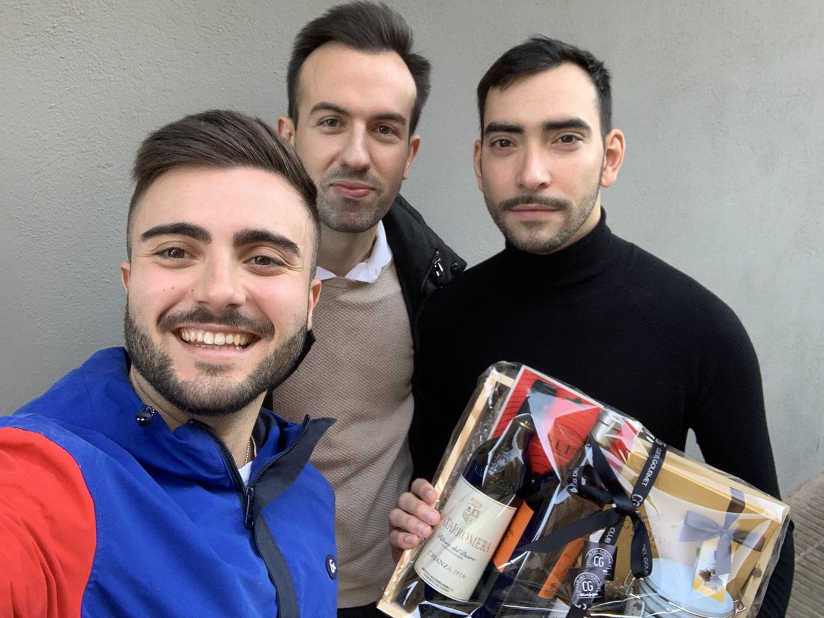 Est vesprada havem entregat un xicotet detall als nostres artistes &lt;a href=&#34;/RicardBalanza/&#34;&gt;Ricard Balanzà&lt;/a&gt; i @fealgar.
Esperem que el gaudisquen i tinguen un fructifer i profitòs any nou! 🥰