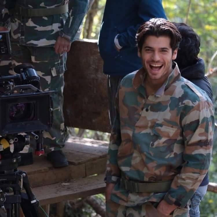 BUGÜN 2020’DE SAAT 22:00’DE CAN YAMAN’A ASKER SELÂMI VERELİM, ZİRA ASTSUBAY OLARAK ASKERE GİDECEK, VATAN BORCUNU ÖDEYECEK. 
Facebook, Instagram ve Twitter’da TT olması için:.
 #CanYamanAsker5Ocak2020
#CanYamanSeniBekleyeceğiz
#WeWillWaitForYouCanYaman
Not:Fotoğraf eski