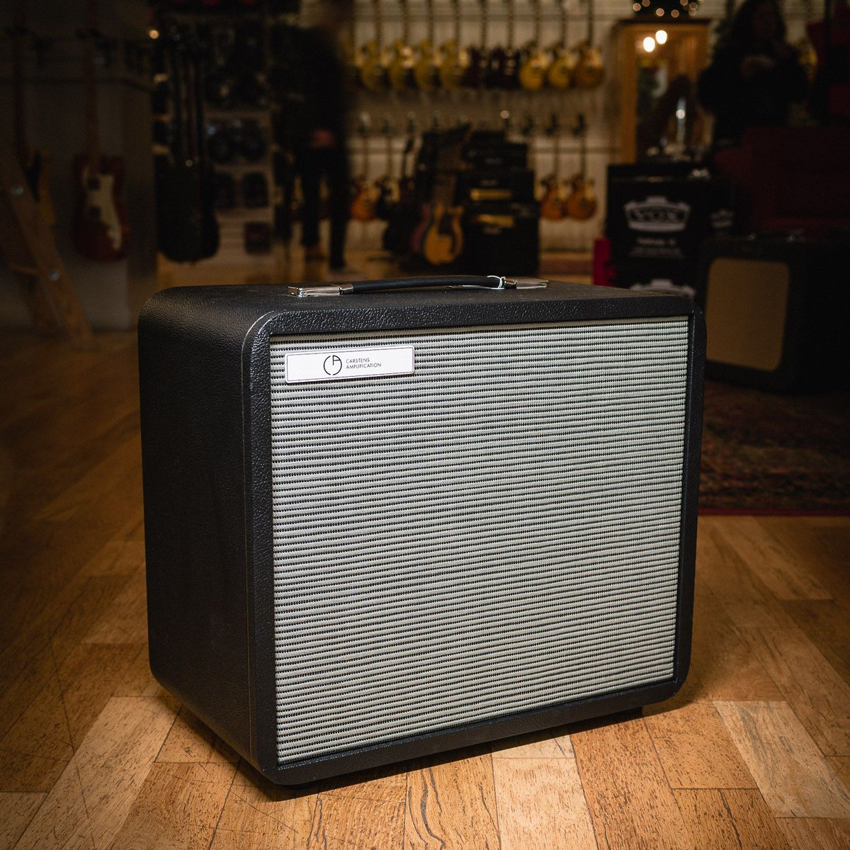 ChicagoMusicEx's tweet photo. Made by our own Brian Carstens, the Carstens Amplification Warm Machine keeps your tone toasty and tasty all winter long. https://t.co/w5IghgADJu #carstens #warmmachine #1x12 #amp #gearwire #gearybusey #guitarspotter #guitarphotography #guitarsdaily #tonemob #knowyourtone https://t.co/DS5DzOAabD