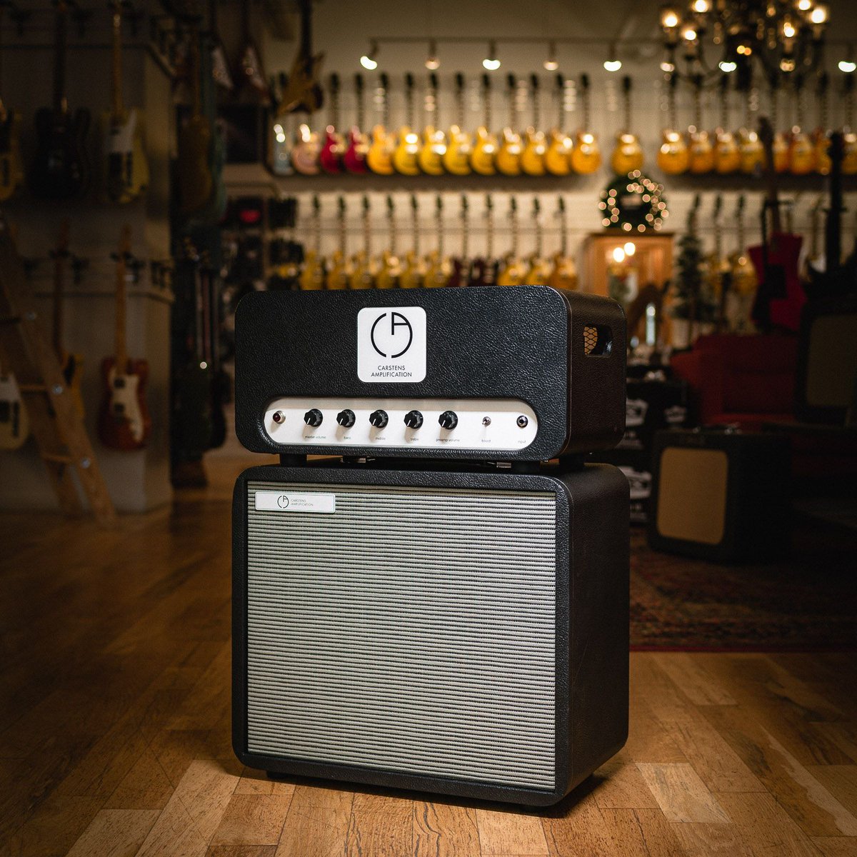 ChicagoMusicEx's tweet photo. Made by our own Brian Carstens, the Carstens Amplification Warm Machine keeps your tone toasty and tasty all winter long. https://t.co/w5IghgADJu #carstens #warmmachine #1x12 #amp #gearwire #gearybusey #guitarspotter #guitarphotography #guitarsdaily #tonemob #knowyourtone https://t.co/DS5DzOAabD