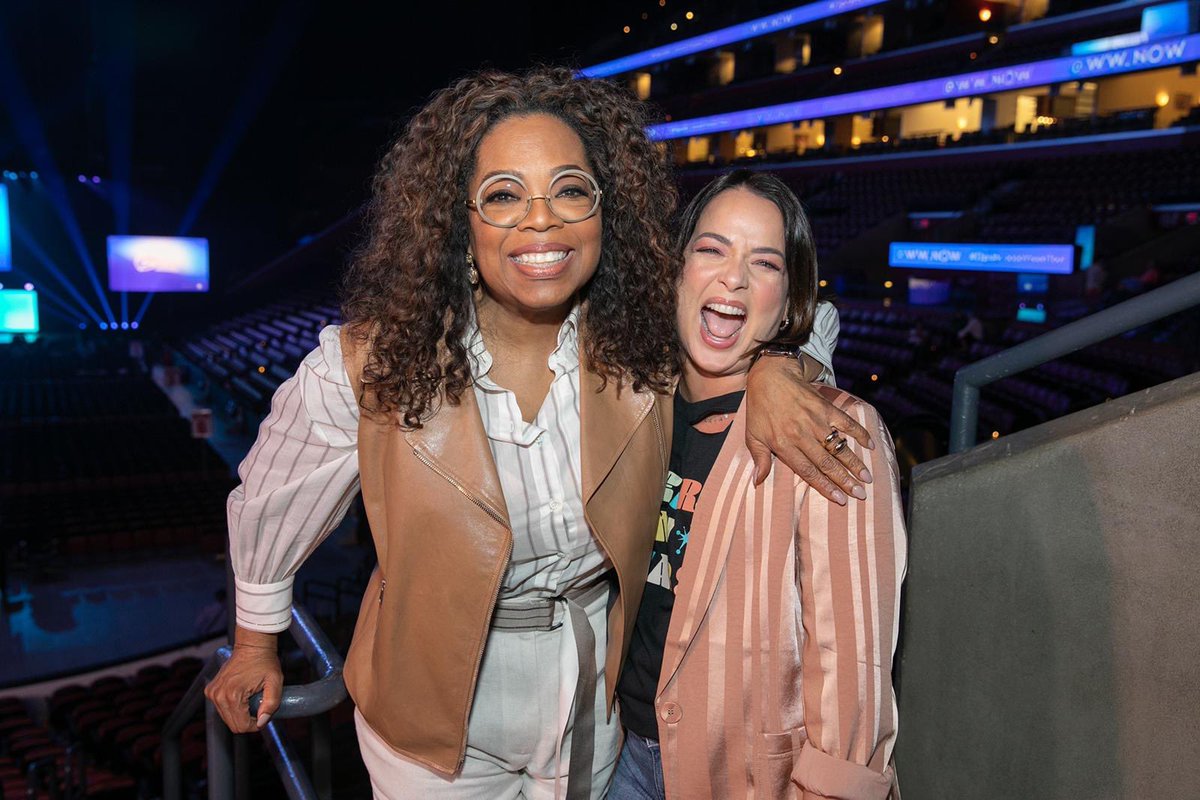 AdamariLopez's tweet photo. Afortunada de comenzar este año inspirada por @Oprah, un gran ser  humano, una hermosa mujer y modelo a seguir enfocada en una vida más saludable, bajar de peso y disfrutarla a plenitud. Me ayudan en este recorrido? Acompáñenme con su buena energía! @ww_us #mimetaww #elretodeAda https://t.co/miYzs3VOut