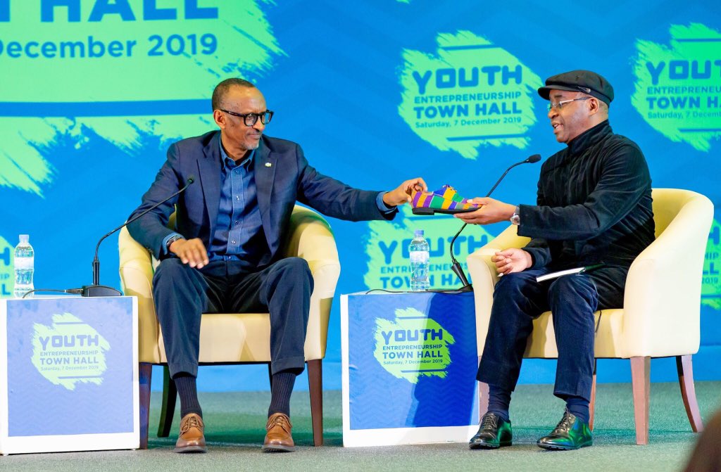 hanadbazir's tweet photo. from a gun hand to a hand in GDP growth. The Man of inconsistencies @PaulKagame @UrugwiroVillage https://t.co/Q9DYanAwOS