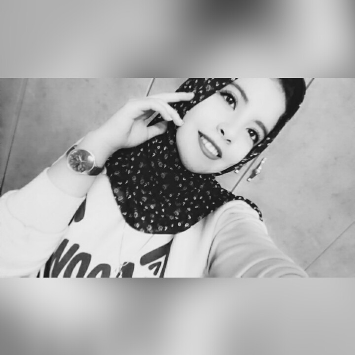 Hend35902234's tweet photo. هگمل حياتي لوحدي و هفضل لوحدي 💛 https://t.co/jJSyeVw09o