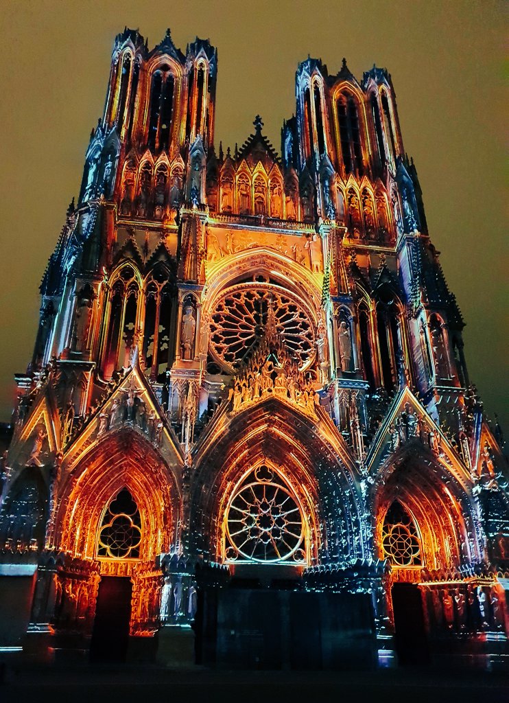 PacifaeTV's tweet photo. Spectacle son et lumières sur la cathédrale de #Reims 🤩🍾😇 https://t.co/CcfW48J3fq