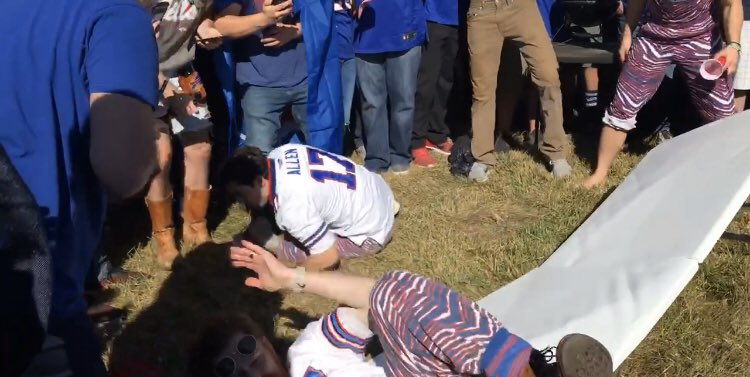 ToddJClausen's tweet image. Undefeated at tailgating #GoBills #BufvsHou #BillsMafis