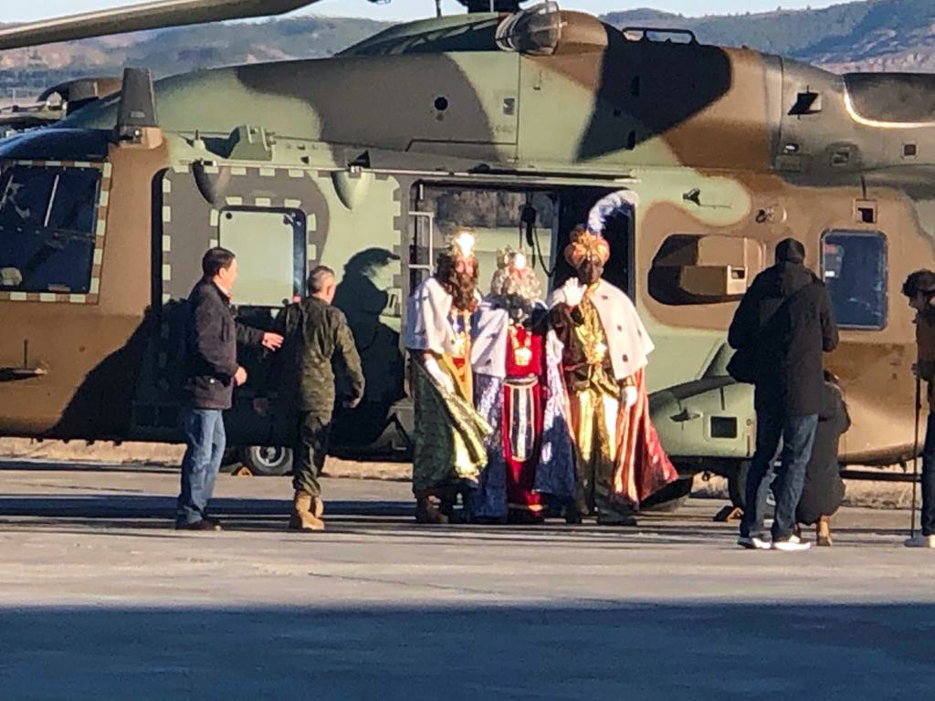 EjercitoTierra's tweet photo. #Buenasnoches El Batallón Helicópteros Maniobra III #Logroño (Fuerzas Aeromoviles #EjércitodeTierra #FAMET), un año más traerá a los #ReyesMagos. Llegarán en #helicóptero al campo de fútbol de Las Gaunas donde esperarán 16.000 personas. ¡No te lo pierdas! @AytoLogrono https://t.co/Xl0xFwmOYr