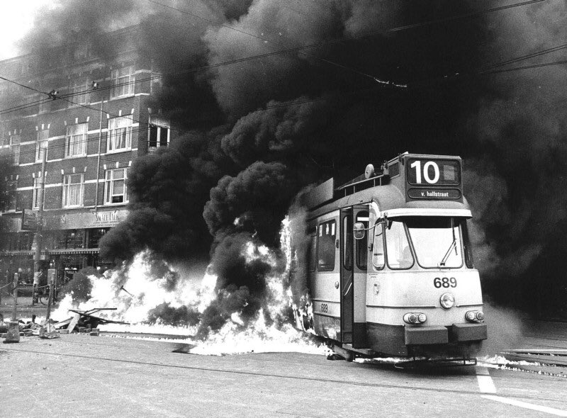 Bratra3615's tweet photo. @Pol_vanMierlo Bij ons was een van de volgende stappen een gvb tram in de fik, en zo kan ik je nog wel 20 voorbeelden geven. Moraal van het verhaal: geweld tegen de politie is van alle tijden. https://t.co/Oq27obkSDj