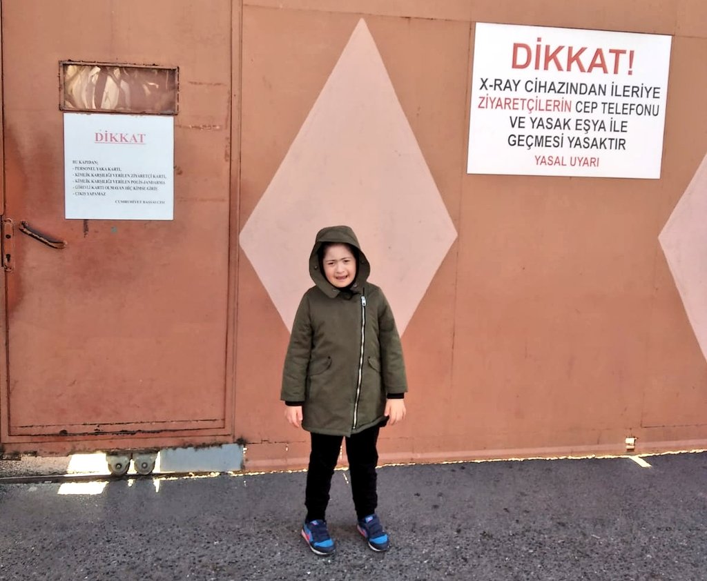 MMustafaSaritas's tweet photo. 7 yaşındaki down sendromlu bu sevimli kızın annesi Nuran Dilber tutuklanmış. Bu yaşta down sendromlu bakıma muhtaç bir çocuğu annesinden ve şefkatinden mahrum bırakmak insanlığa sığmaz! 

Adalet dilenmiyoruz zira ülkeyi terk edeli çok oldu. Bari insaf vicdan!

DownSendromlu Nalan https://t.co/Fms8sOQULb