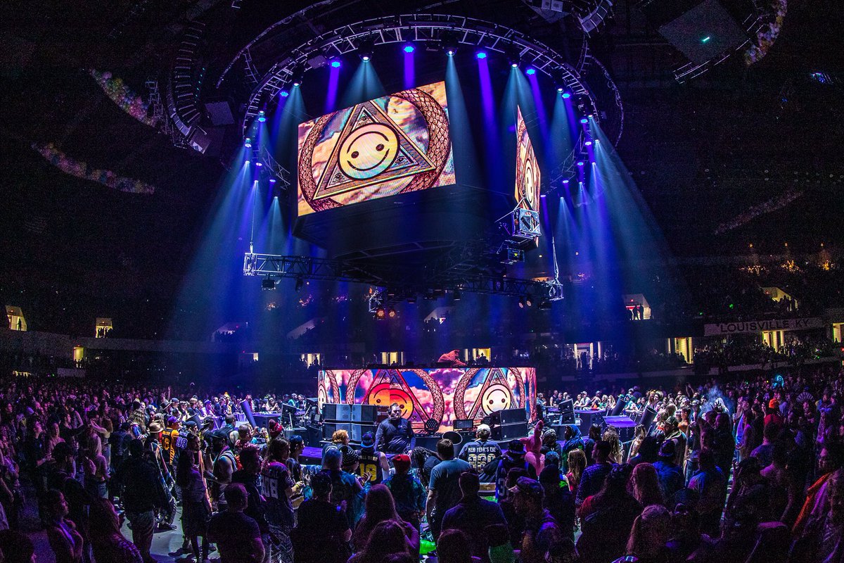 dorfexbos's tweet photo. HAPPY NEW YEAR! Head over to my insta for more epic NYE photos. Love y’all lots! #WE360 (📷: @AliveCoverage ) https://t.co/cmuRQ6hR9t