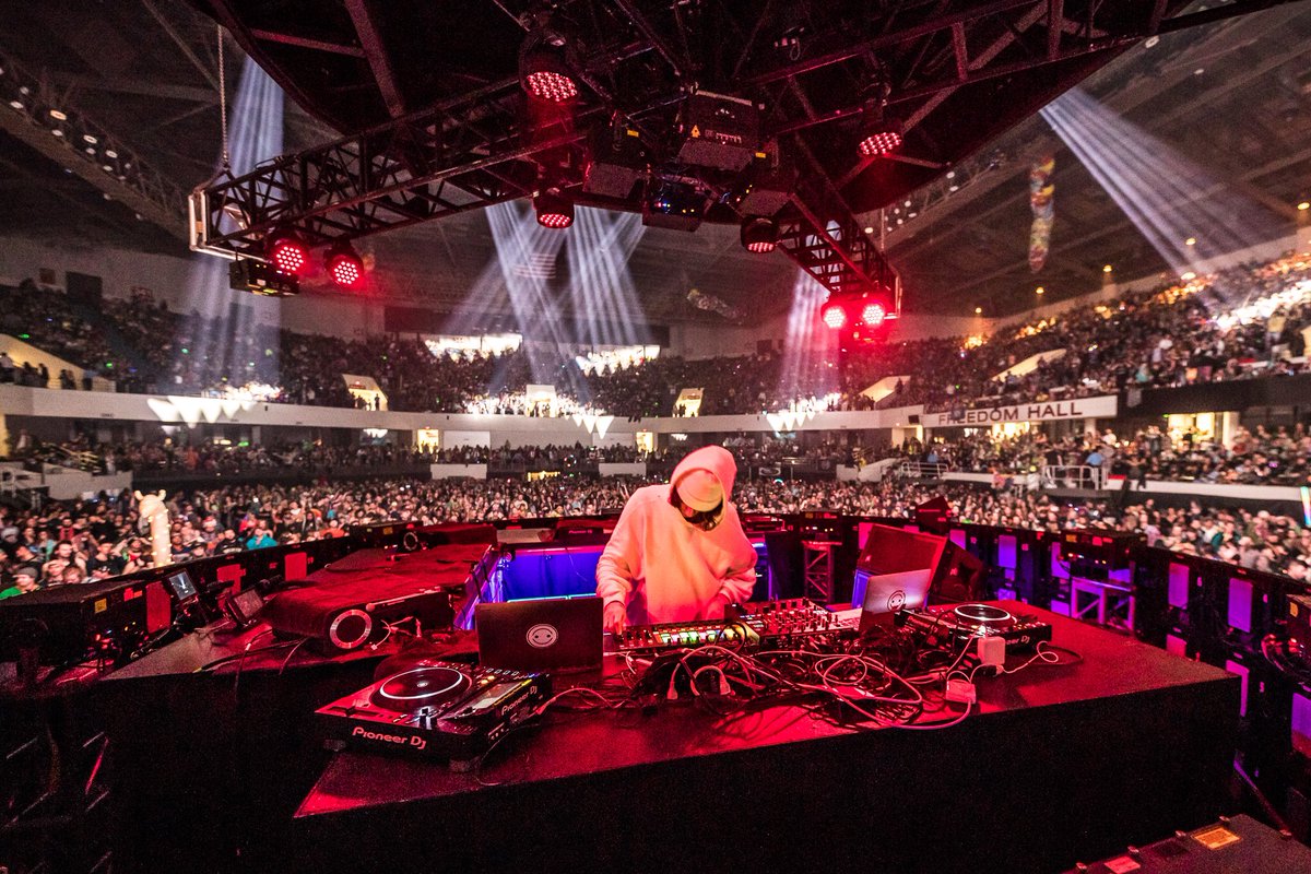 dorfexbos's tweet photo. HAPPY NEW YEAR! Head over to my insta for more epic NYE photos. Love y’all lots! #WE360 (📷: @AliveCoverage ) https://t.co/cmuRQ6hR9t