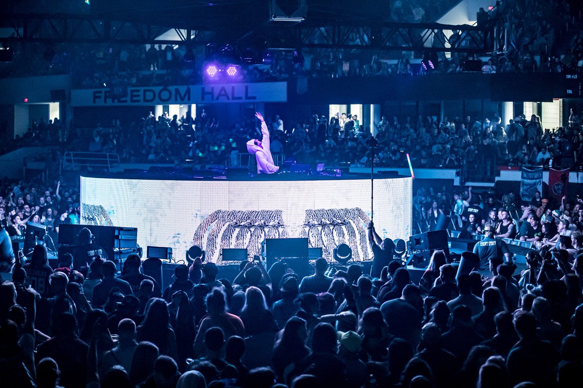 dorfexbos's tweet photo. HAPPY NEW YEAR! Head over to my insta for more epic NYE photos. Love y’all lots! #WE360 (📷: @AliveCoverage ) https://t.co/cmuRQ6hR9t