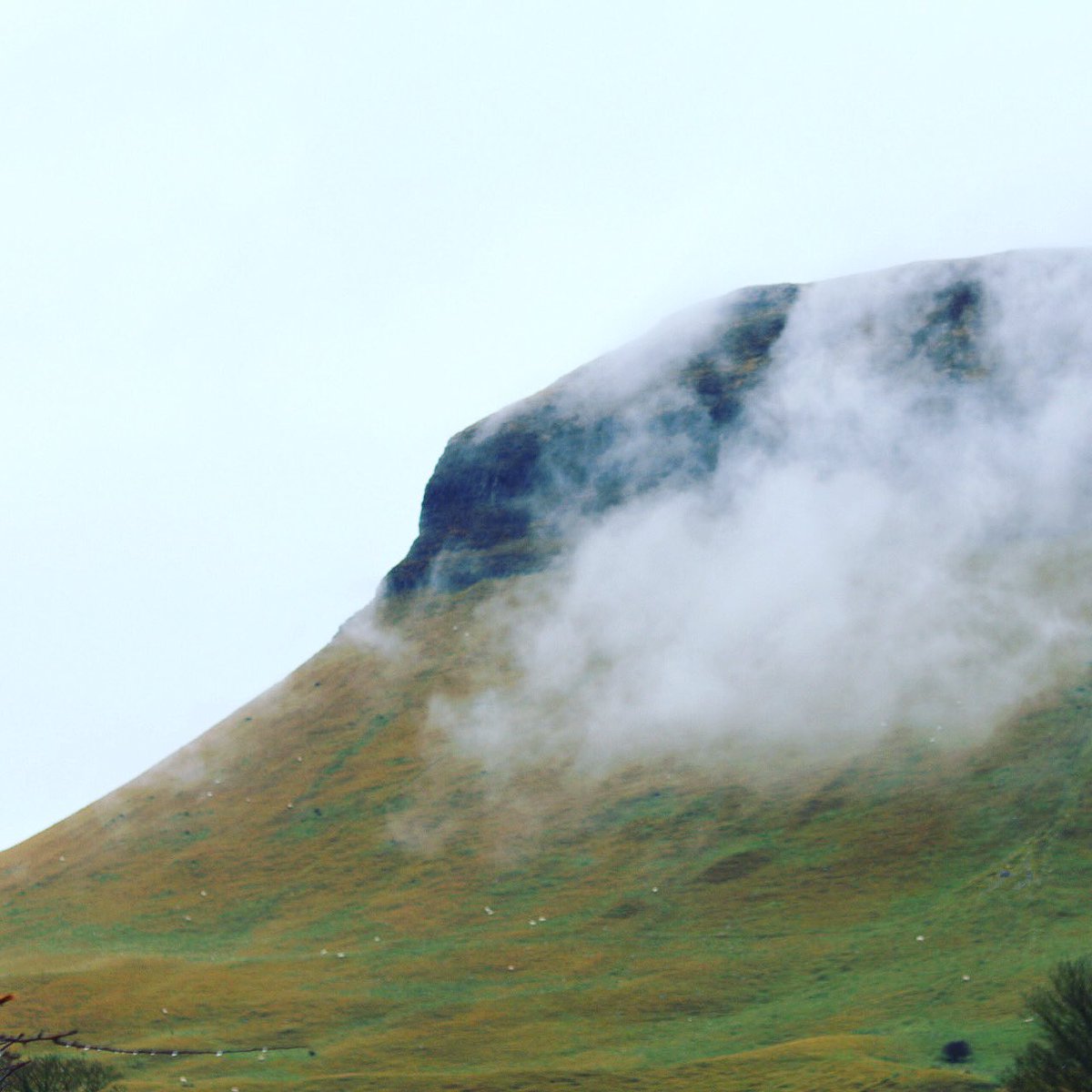 Benbulben cloaked in clouds today 💙#Sligo #WildAtlanticWay #connaught #whyireland #visitsligo #choosemore @Failte_Ireland #bestofsligo @DiscoverIreland